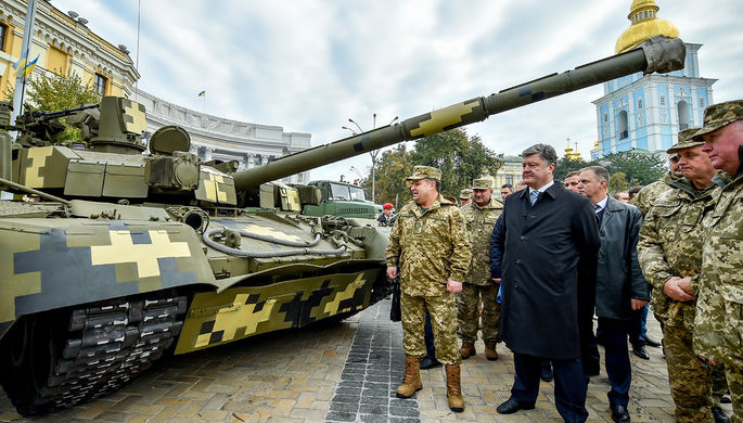Министр обороны Украины Степан Полторак и президент Украины Петр Порошенко (слева направо) во время...