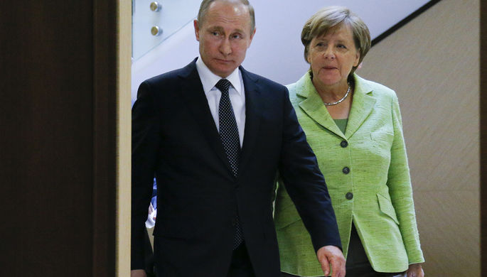 Президент России Владимир Путин и канцлер ФРГ Ангела Меркель во время встречи в Сочи, 2 мая 2017...