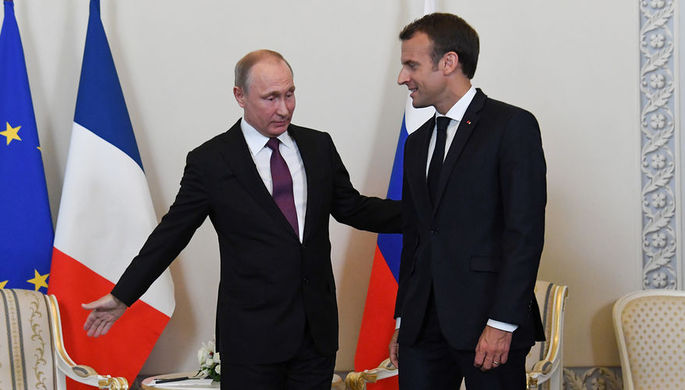 Президент России Владимир Путин и президент Франции Эмманюэль Макрон во время встречи в...