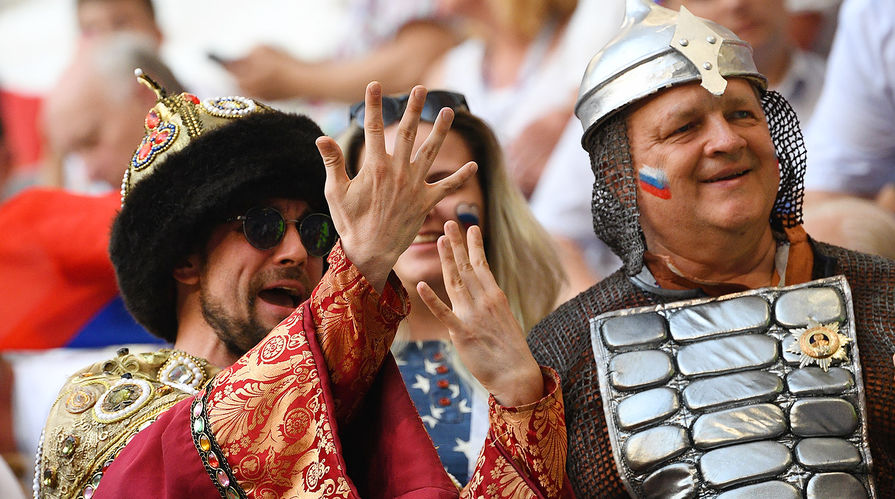Болельщики сборной России во время матча группового этапа чемпионата мира по футболу между сборными Уругвая и России