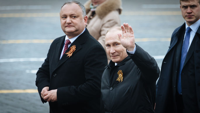 Владимир Путин и президент Молдавии Игорь Додон на военном параде, посвященном 72-й годовщине победы...