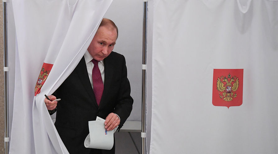 Действующий президент РФ, кандидат на пост президента РФ Владимир Путин во время голосования на выборах президента РФ на избирательном участке № 2151, 18 марта 2018 года