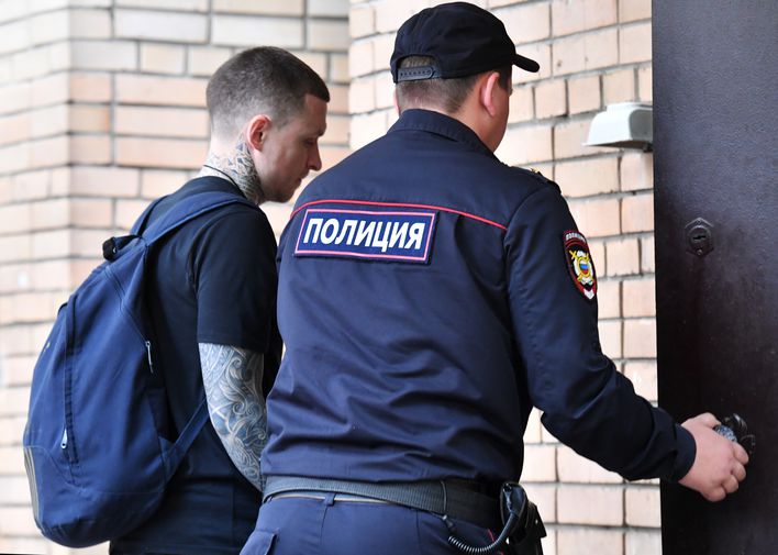 Павел Мамаев перед зданием Пресненского суда