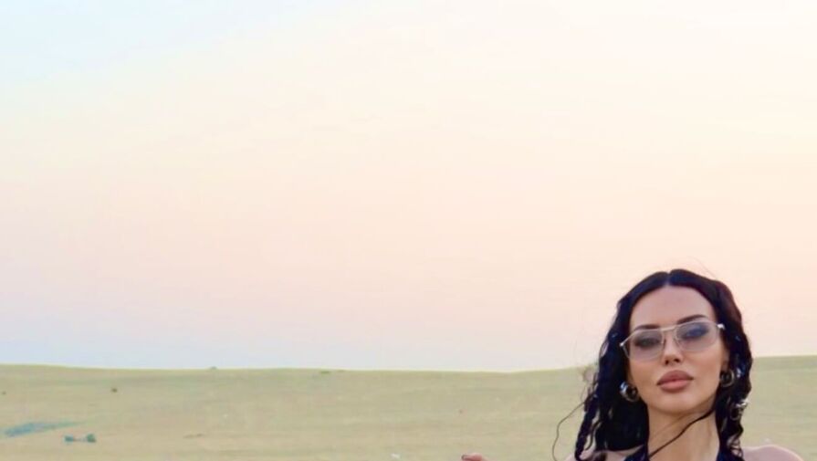 Бизнесвумен Оксана Самойлова в купальнике и спущенной юбке снялась в пустыне