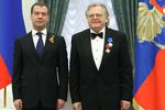 Дмитрий Медведев во время вручения ордена Почета певцу, композитору Юрию Антонову на церемонии награждения в Екатерининском зале Кремля, 2010 год