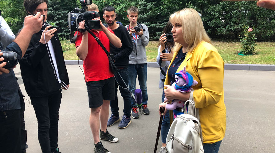Мама Анны Павликовой у здания Дорогомиловского суда, 16 августа 2018 года
