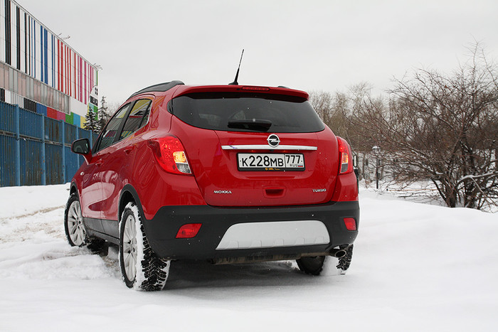 С разложенным багажником в Opel Mokka можно уместить даже дверь