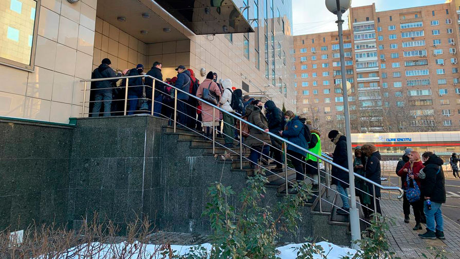Журналисты у входа в здание Мосгорсуда в день заседания по делу Алексея Навального, 2 февраля 2021 года