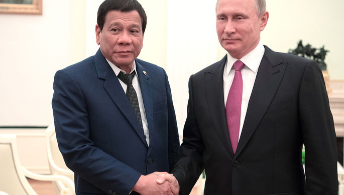 Президент Филиппин Родриго Дутерте и президент России Владимир Путин во время встречи в Москве, 23...
