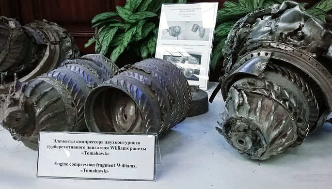 Фрагменты крылатых ракет коалиции, якобы сбитых ПВО Сирии, представленные на брифинге начальника...