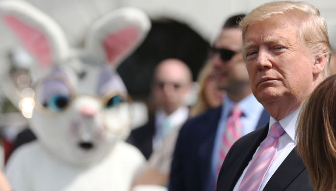 Президент США Дональд Трамп во время ежегодного фестиваля катания пасхальных яиц на лужайке у Белого...