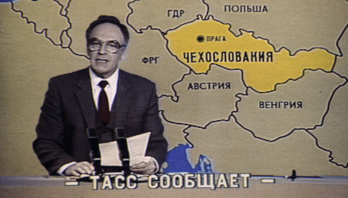 Диктор Центрального телевидения СССР Игорь Кириллов во время съемок программы «Время»...