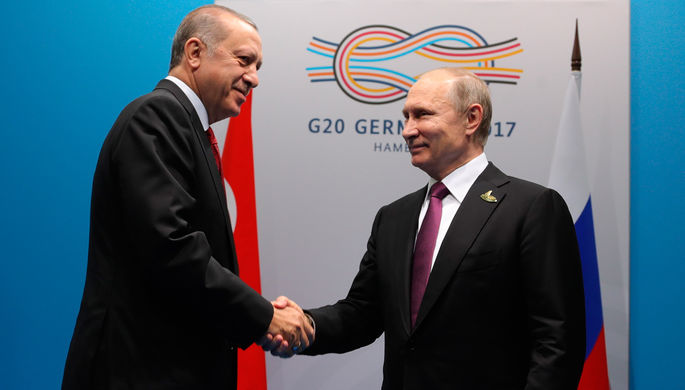 Президент РФ Владимир Путин и президент Турции Реджеп Тайип Эрдоган во время беседы на полях саммита...