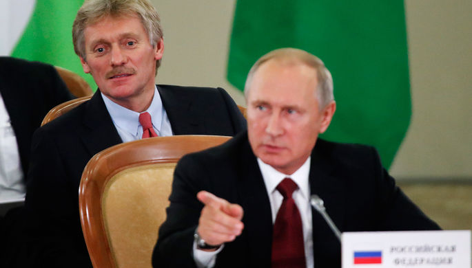 Пресс-секретарь Дмитрий Песков и президент России Владимир Путин во время саммита ЕврАзЭС в Сочи, 11...