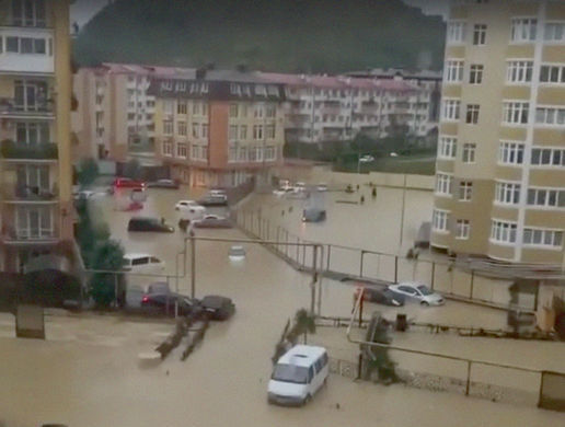 Затопление в одном из дворов Адлера, 25 октября 2018 года
