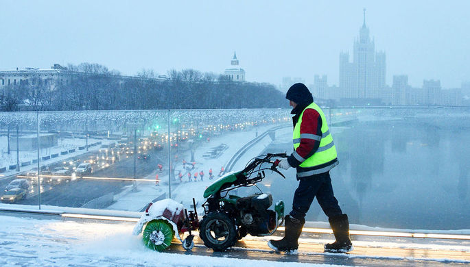 Уборка снега на Парящем мосту в парке «Зарядье», декабрь 2018 года