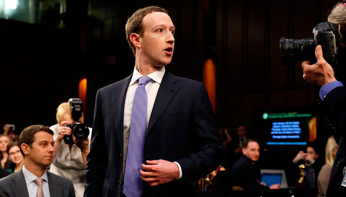 Основатель Facebook Марк Цукерберг перед сенатскими слушаниями в Вашингтоне, 10 марта 2018 года