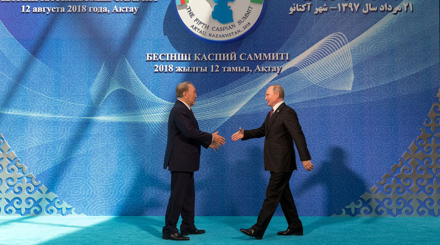 Президент РФ Владимир Путин и президент Казахстана Нурсултан Назарбаев на церемонии встречи глав государств-участников V Каспийского саммита в Актау, 12 августа 2018 года