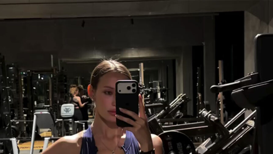Модель Валентина Иванова в комбинезоне снялась на силовой тренировке
