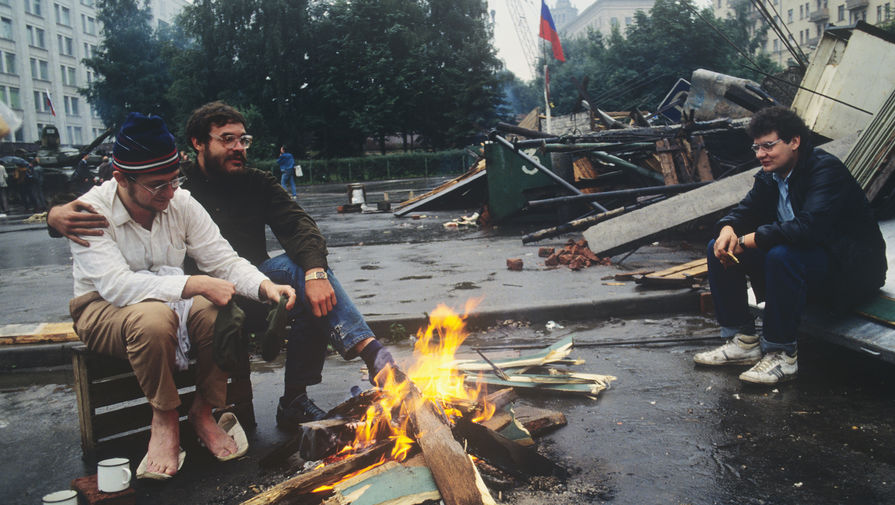 Защитники Белого дома в дни августовского путча 1991 года. Введено чрезвычайное положение и в столицу введены воинские подразделения.