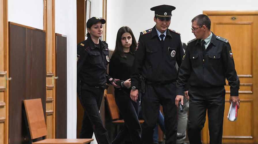 Одна из сестер Хачатурян Ангелина, обвиняемая в соучастии в жестоком убийстве своего отца, во время рассмотрения ходатайства следствия об изменении меры пресечения в Басманном суде, 27 сентября 2018 года