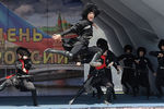Участники ансамбля песни и танца «Заманхо» выступают на праздничном концерте, посвященном Дню России, на площади перед мечетью «Сердце Чечни» в Грозном