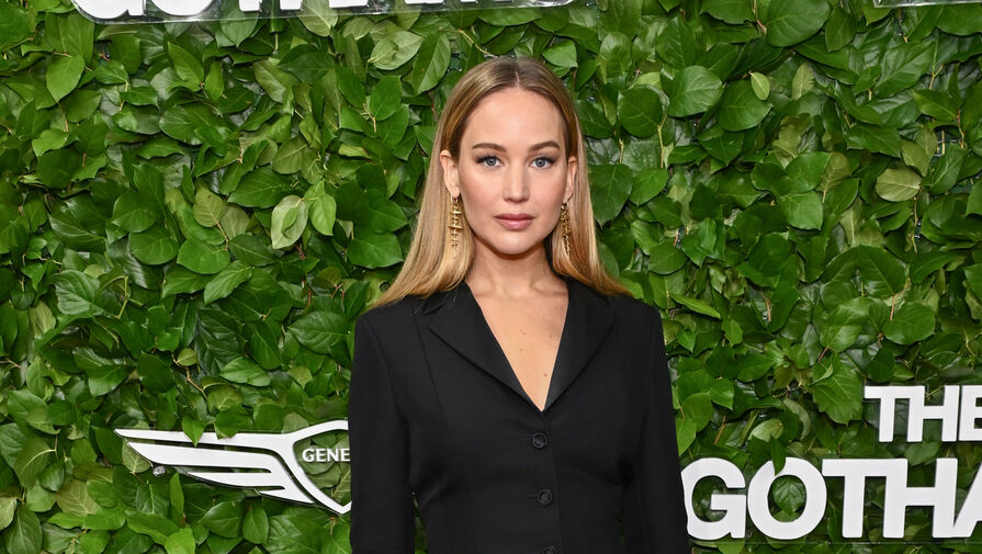 Актриса Дженнифер Лоуренс вышла в свет в юбке с разрезом до бедра