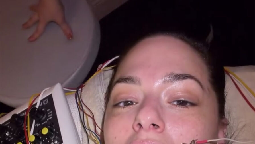 Plus-size модель Эшли Грэм сделала иглоукалывание в салоне