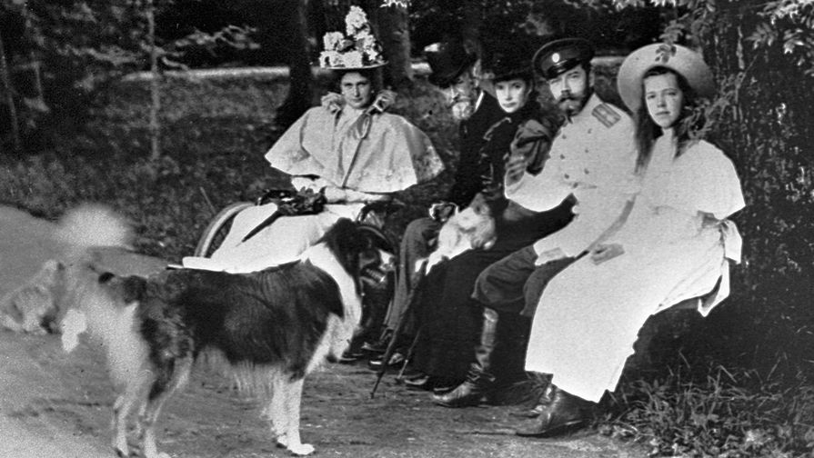 Николай II, империатрица Александра Федоровна (первая слева) и великая княгиня Ольга Александровна на прогулке