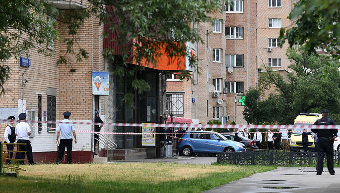 Ситуация у магазина «Дикси» на Большой Академической улице в Москве, где мужчина...