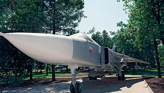 Мемориальная стоянка самолета Су-24 на территории ОКБ «Сухой» в Москве. Двухместный...