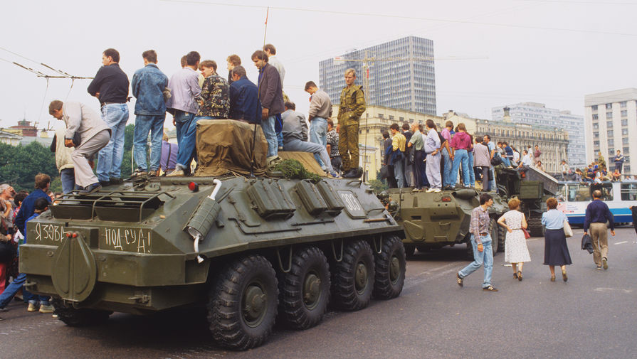 В дни августовского путча ГКЧП, 1991 год. Введено чрезвычайное положение и в столицу введены воинские подразделения.