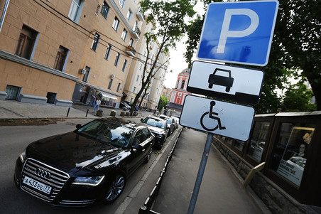 Как в Москве эвакуируют автомобили с мест для инвалидов