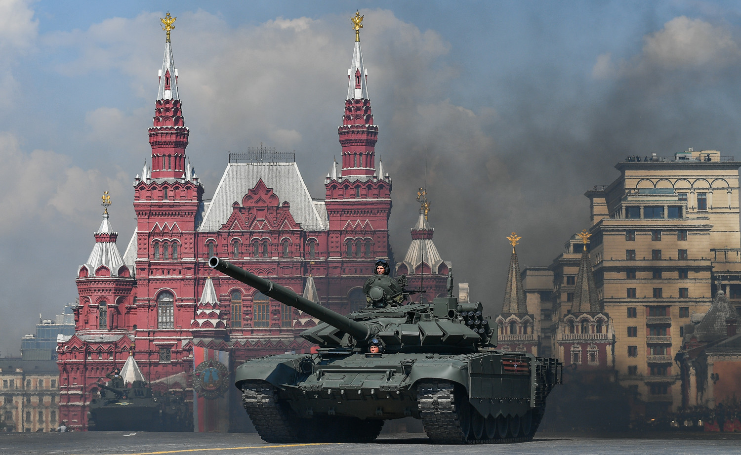 Российский танк на красной площади