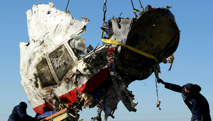 Обломки пассажирского самолета рейса MH17 авиакомпании Malaysia Airlines около деревни Грабово...