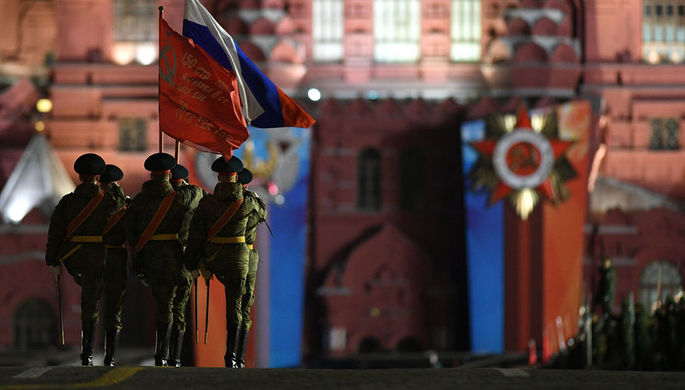 Военнослужащие знаменной группы парадных расчетов на репетиции военного парада на Красной площади...