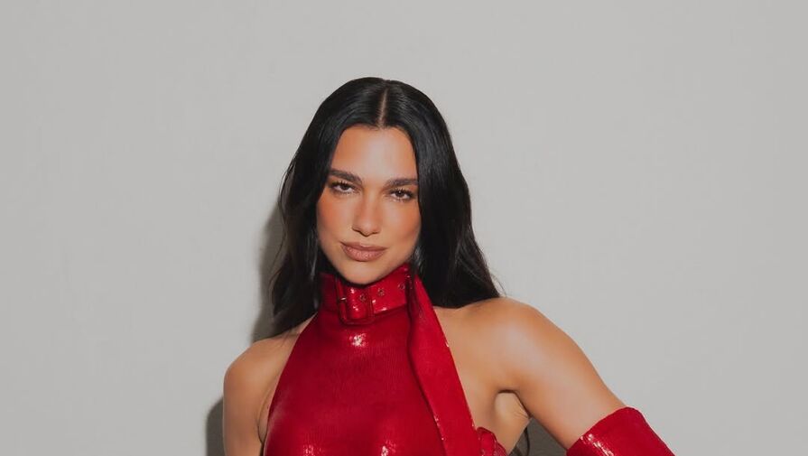 Певица Дуа Липа снялась в сияющем боди с вырезами и колготках в сетку