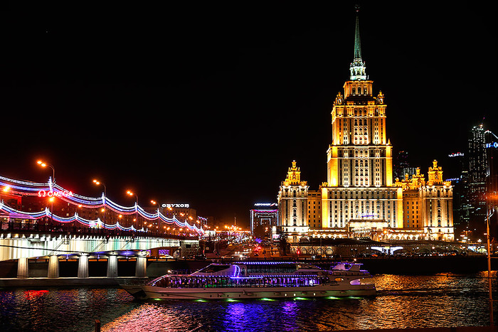 Вид на гостиницу «Рэдиссон Ройал» (бывшая гостиница «Украина»)