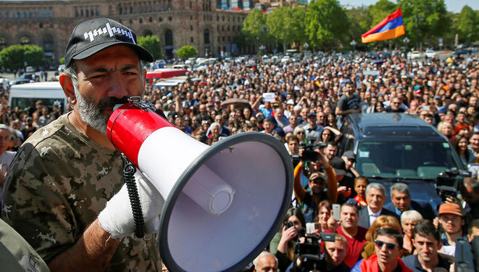 Лидер оппозиции Никола Пашинян на митинге, 25 апреля 2018 года