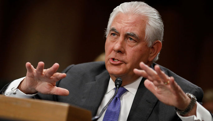 Госсекретарь США Рекс Тиллерсон во время выступления перед комитетом сената по международным...