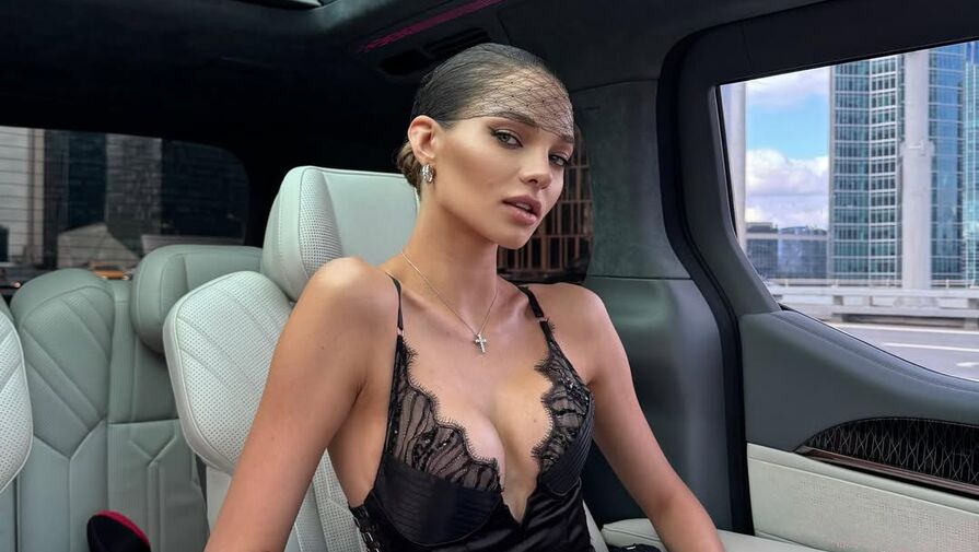 Модель Алеся Кафельникова снялась в корсетном платье