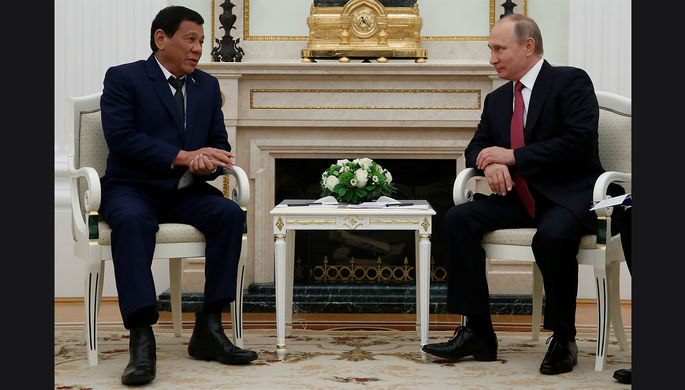 Президент Филиппин Родриго Дутерте и президент России Владимир Путин во время встречи в Москве, 23...