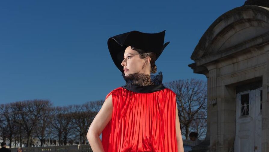 Журналистка Ксения Собчак вышла на публику в блузе с кружевной вуалью