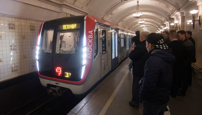 Состав с вагонами «Москва» во время парада поездов на Кольцевой линии московского метро...