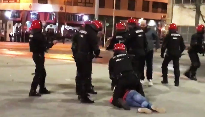 Во время столкновений фанатов и полиции в Бильбао перед матчем между «Атлетиком» и...