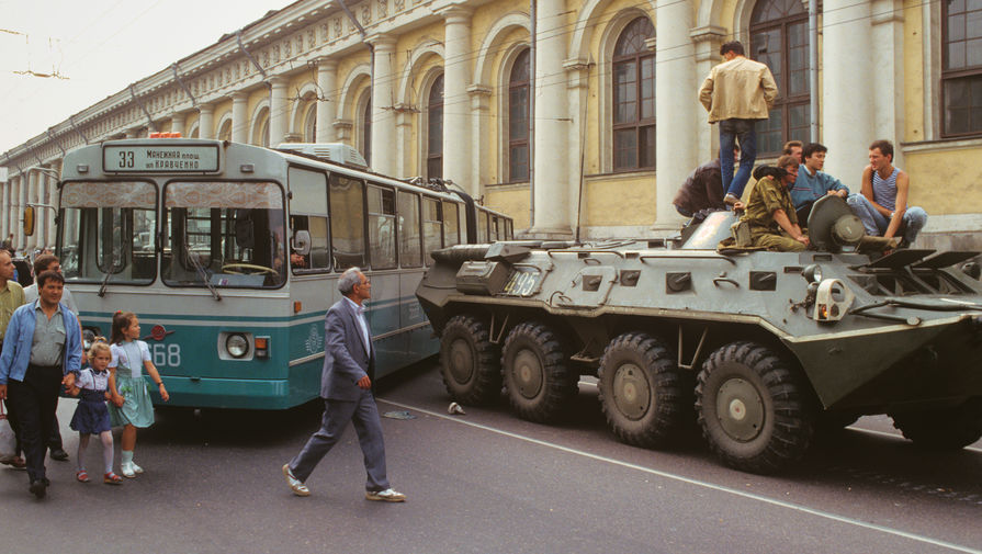 Августовский путч 1991 года. Введено чрезвычайное положение и в столицу введены воинские подразделения.