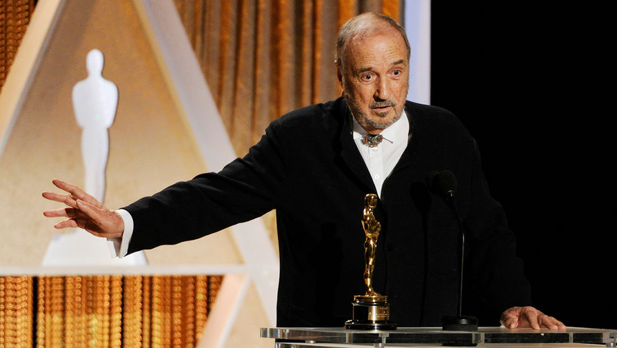  Жан-Клод Каррьер со статуэткой «Оскар» за выдающиеся заслуги в кинематографе во время... 
