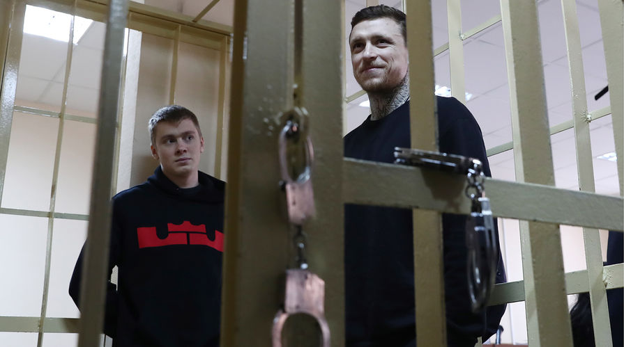 Брат футболиста Александра Кокорина Кирилл (слева) и футболист Павел Мамаев на заседании Пресненского суда города Москвы, 10 апреля 2019 год