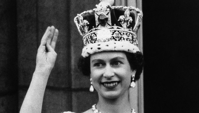 Елизавета II приветствует свой народ с балкона Букингемского дворца, 1953 год