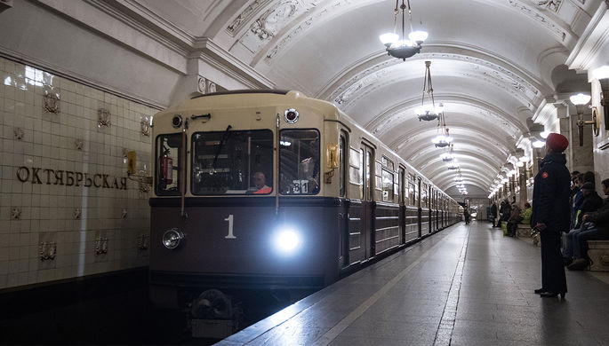 Ретропоезд «Сокольники» во время парада поездов на Кольцевой линии московского метро, 13...